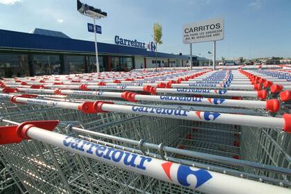 Couche-Tard anunció que presentó una oferta no vinculante por el grupo francés a 20 euros por acción