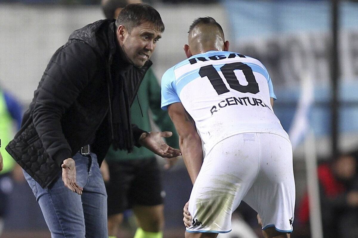 Coudet y Centurión en diálogo durante el partido contra Velez.