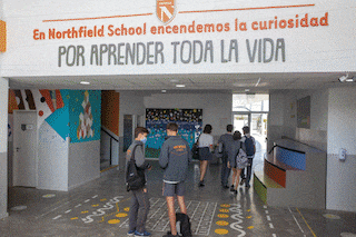 Crecen y estudian en barrios cerrados, pero deben egresar del micromundo