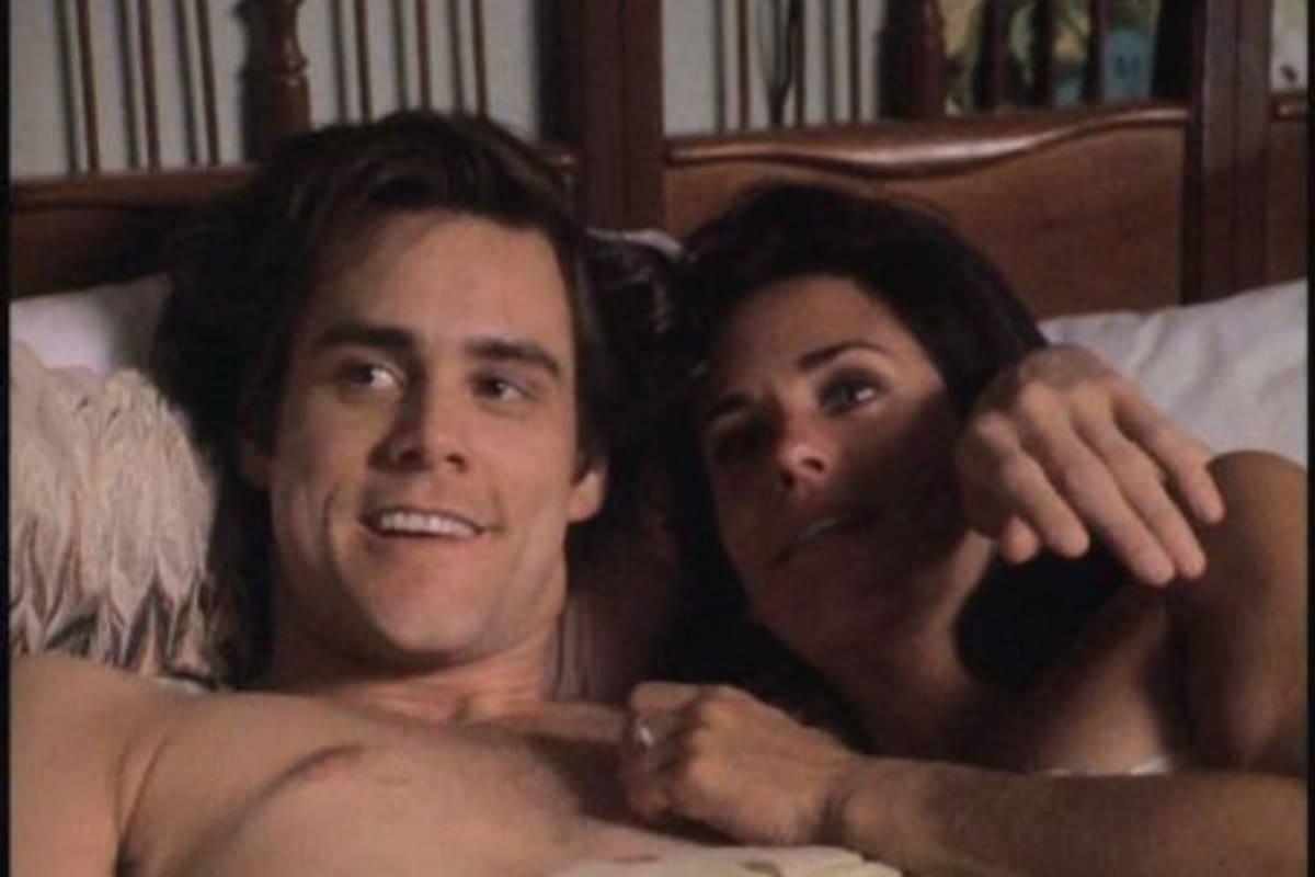 Courteney Cox con Jim Carrey, en Ace Ventura