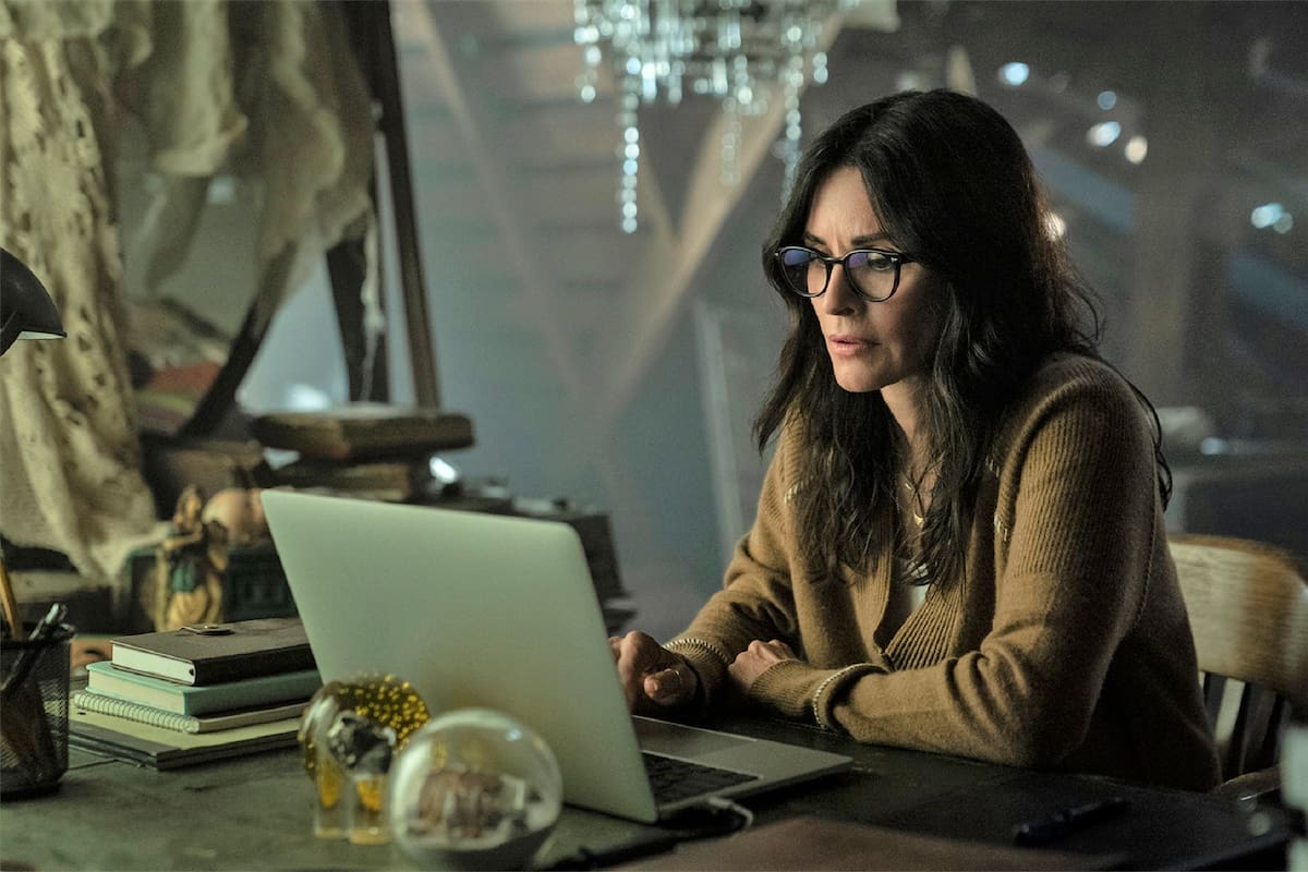 Courteney Cox en una escena de la serie Shining Vale