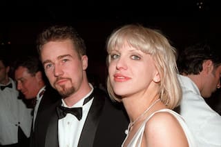 Un turbulento romance con Courtney Love, la enigmática ruptura con Salma Hayek y su nueva vida