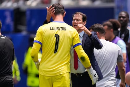 Courtois abandona la cancha y recibe un abrazo del entrenador Rudi García; según el arquero, el DT fue de la idea de tener a alguien al 100% para estar en la cancha.