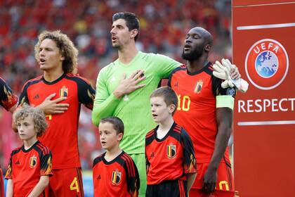 Courtois y Lukaku -con la cinta de capitán- en el partido de la discordia entre Bélgica y Austria