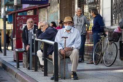 Jubilados en la calle, esperando para cobrar su jubilación