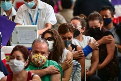 Covid: las 4 fases que experimenta tu cuerpo al ponerte la vacuna (y cuán rápido podrían producirse efectos secundarios)
