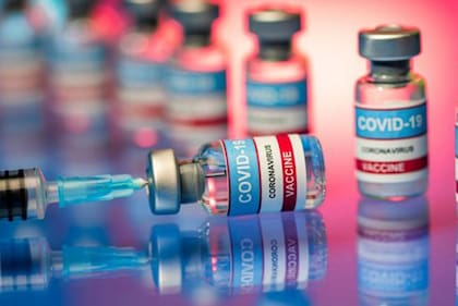 Covid: las 4 fases que experimenta tu cuerpo al ponerte la vacuna (y cuán rápido podrían producirse efectos secundarios)
