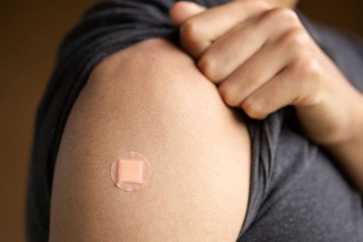 Covid: las 4 fases que experimenta tu cuerpo al ponerte la vacuna (y cuán rápido podrían producirse efectos secundarios)