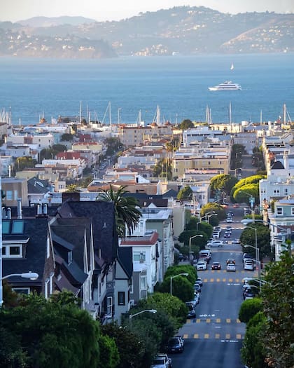 Cow Hollow es un barrio vibrante que se conoce por su ambiente urbano con muchos bares, restaurantes, cafeterías y tiendas (Instagram/@brklynbiz)
