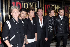 Cowell junto a sus pollitos, en el estreno del film This is us de One Direction