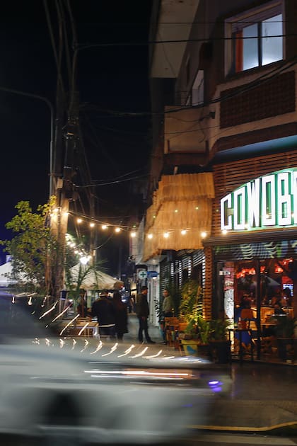 Cowobongo, uno de los primeros bares en instalarse en la avenida