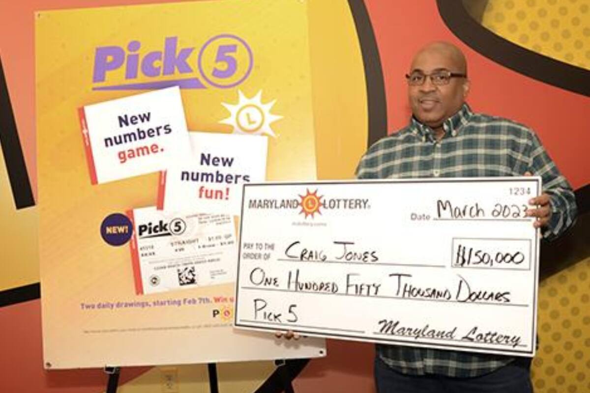 Craig Jones recibe su premio de la Lotería Pick 5 de Maryland (Crédito: Lotería de Maryland/Twitter)