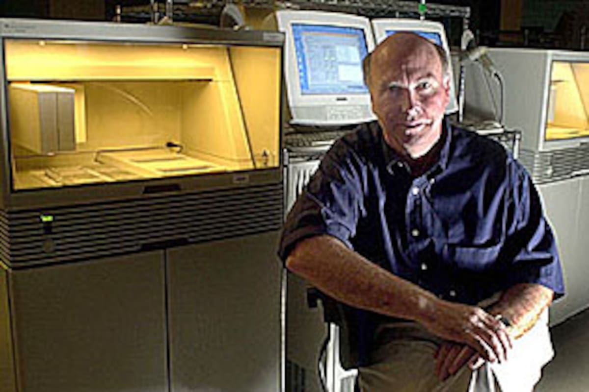 Craig Venter, presidente de Celera Genomics, en el laboratorio que la compañía posee en Rockville, Maryland