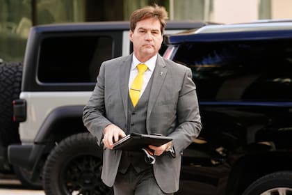 Craig Wright, quien falsamente dijo haber sido el inventor de bitcoin, llegando al tribunal en Miami el 16 de noviembre del 2021. (AP foto/Marta Lavandier)