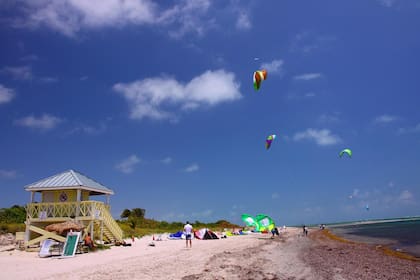 Crandon Beach cuenta con más de tres kilómetros de playa y ofrece múltiples opciones de recreación para los visitantes