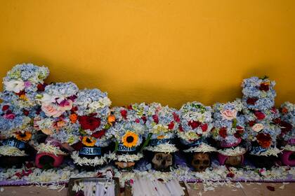 Cráneos humanos decorados son colocados en un espacio del cementerio municipal de La Paz, Bolivia, el viernes 8 de noviembre de 2024, durante la celebración anual de las Ñatitas. (AP Foto/Juan Karita)