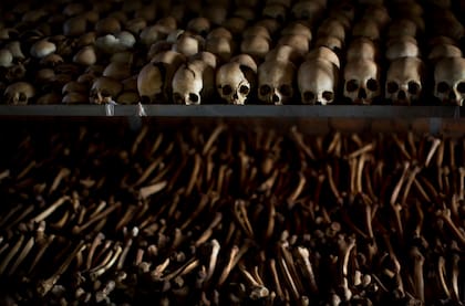 Cráneos y huesos de víctimas del genocidio de 1994 en Ruanda, exhibidos en una iglesia de Ntarama como homenaje a los miles de asesinados