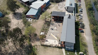 Creada en 2012 por la Fundación María de Guadalupe, a la escuela asisten 700 estudiantes desde el jardín de infantes hasta la educación secundaria. y este año inauguraron su segunda institución, el Colegio Rosario Vera Peñaloza en Garín que ya cuenta con 225 alumnos