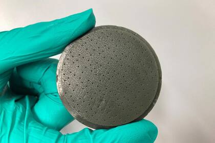 Creado con una impresora 3D, el molde los agujeros para las papilas artificiales desarrolladas para crear un prototipo de lengua artificial que se puede utilizar para testear alimentos y bebidas