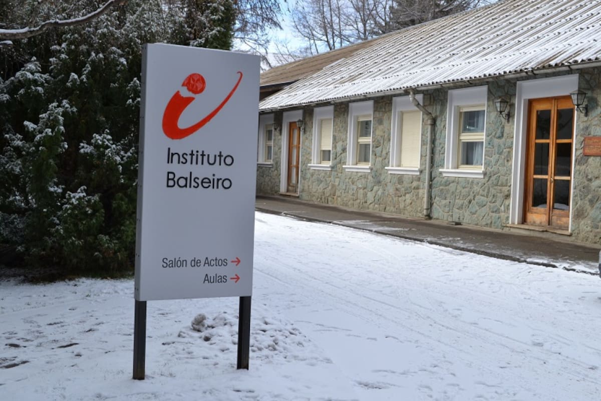 Creado en 1955, la oferta académica del Instituto Balseiro incluye Licenciatura en Física, Ingeniería Nuclear, Ingeniería en Telecomunicaciones e Ingeniería Mecánica