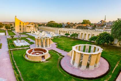 Creado hace tres siglos, el Jantar Mantar de Jaipur es un complejo al aire libre lleno de gigantescas herramientas astronómicas que aún son precisas
