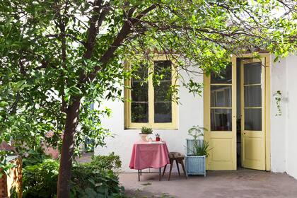 Creado por cuatro emprendedores vinculados al mundo de la sostenibilidad, Estancia reúne espacio de trabajo, showroom y una biblioteca especializada en títulos ambientales alrededor de un bellísimo patio.