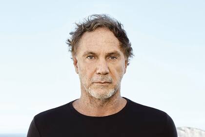 Creador de Osklen, primera marca de lujo de Brasil, acaba de abrir un nuevo local en Punta del Este y planea una colección en colaboración con Julio Le Parc