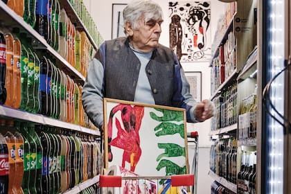 Creador incansable que transitó el Instituto Di Tella, a los 82 años, expone en un minimercado chino de la ciudad