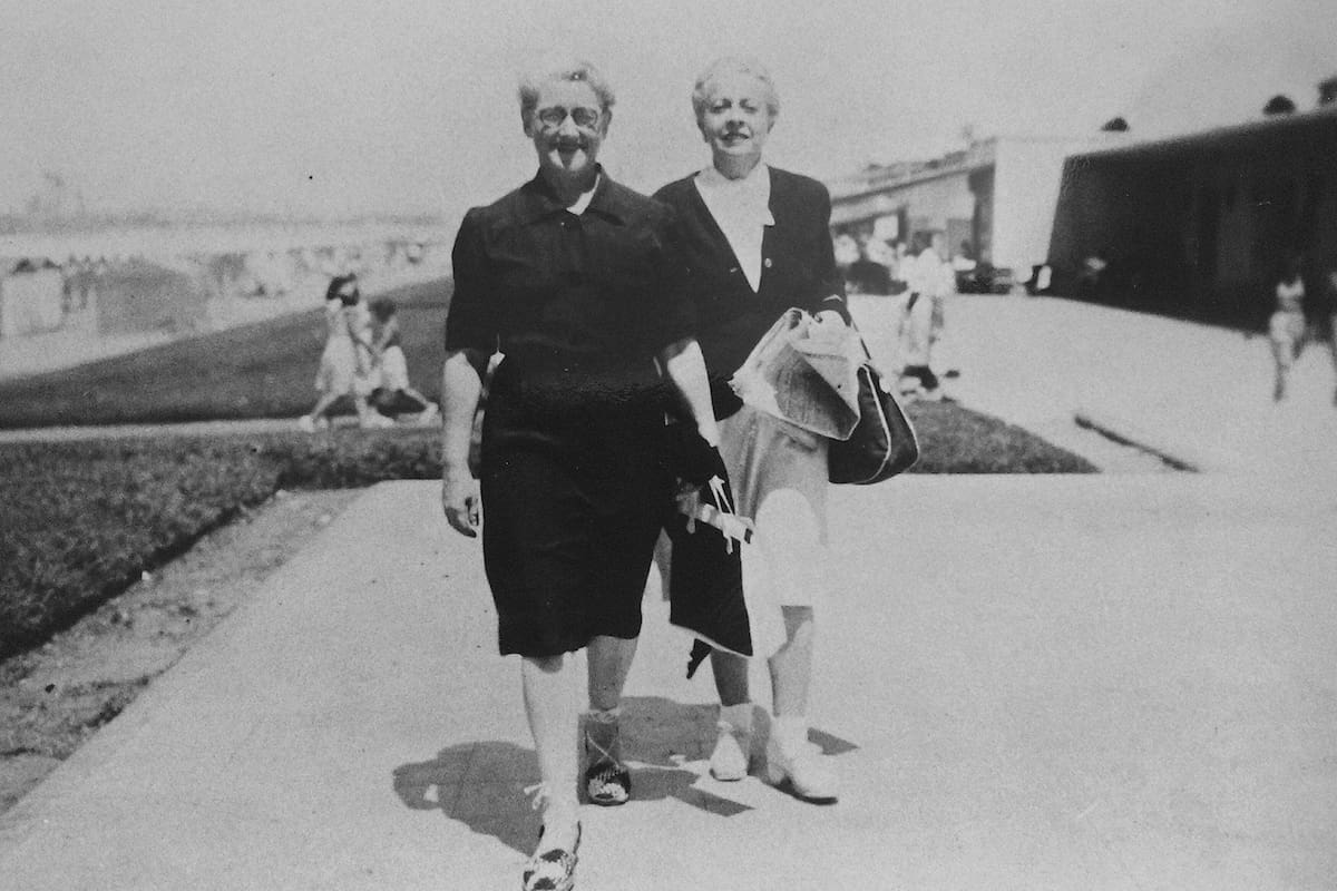 Creadora de la célebre Celia, de paseo por Mar del Plata con su amiga argentina Inés Field