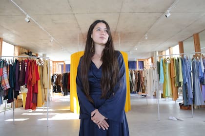 Creadora de Panorama, este verano abrió una tienda en José Ignacio, en la que ofrece prendas de productores locales, bajo su personal curaduría