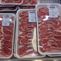 Crean un material compostable que busca reemplazar al papel film en el envasado de carnes