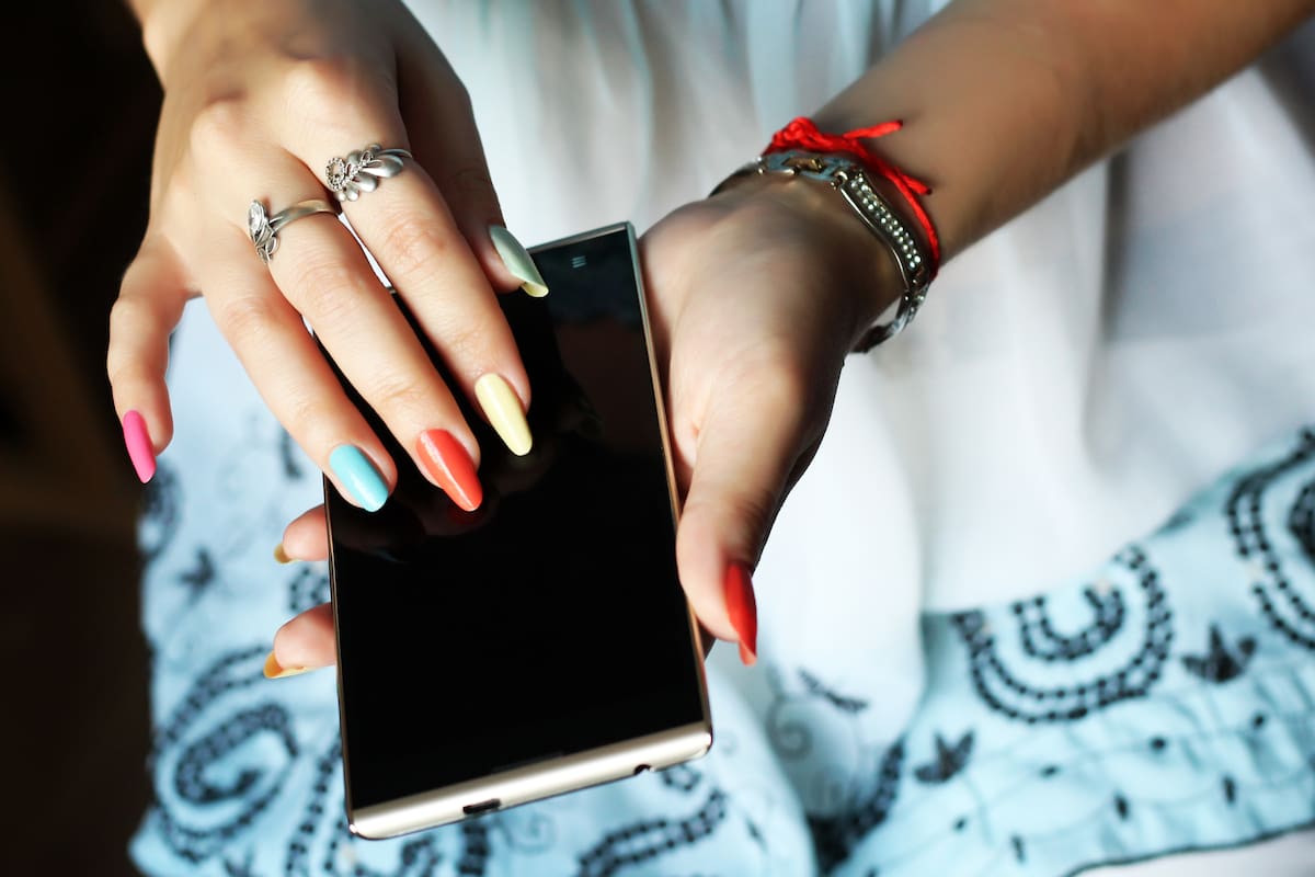 Crean un esmalte especial para poder usar pantallas táctiles con uñas largas