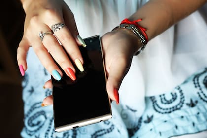 Crean un esmalte especial para poder usar pantallas táctiles con uñas largas