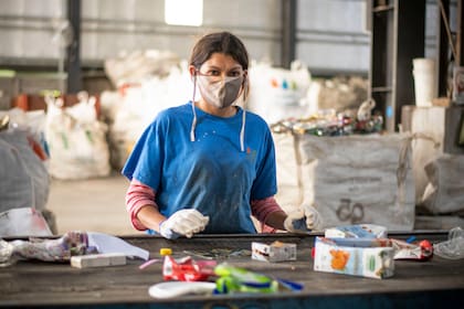 Creando Conciencia nació en 2005 con sólo seis personas y hoy da trabajo a 70 familias de Benavídez; sus integrantes procesan entre 10 y 13 toneladas de materiales por día; en julio de 2020, fueron seleccionados por la ONU como “ejemplo de lucha contra la injusticia ecológica y social”