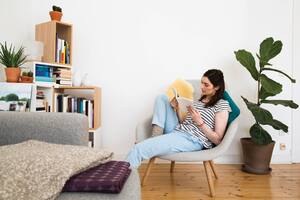 Crear la atmósfera adecuada para la lectura colabora con esa conexión entre una y el libro.