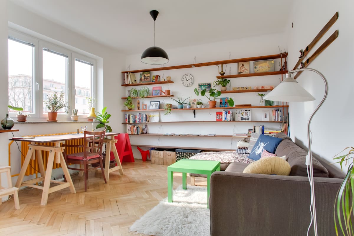 Crear un espacio en la casa que sea de uso frecuente y cotidiano como escritorio, playroom o de entrenamiento y que sirva para recibir visitas como función secundaria