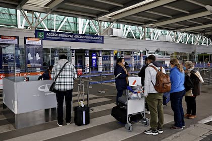 Crece la afluencia de personas en el Aeropuerto de Ezeiza.