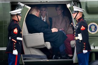 Trump y su corte de aduladores: la foto que expone el aislamiento y las tensiones en la Casa Blanca