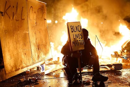 "Las vidas negras importan", dice un cartel en las protestas