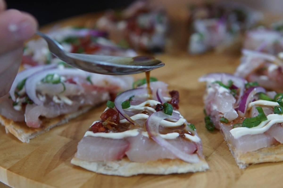 Crecen las cartas que ofrecen platos a base de carne de vaca o de llama, así como diversas variedades de pescado, sin pasar por el fuego. Aquí, la piadina de pez limón de Sarasa Negro