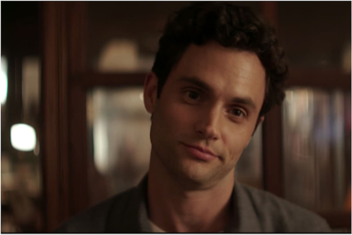 Crecen los rumores de romance dentro del elenco de You, la serie de Netflix