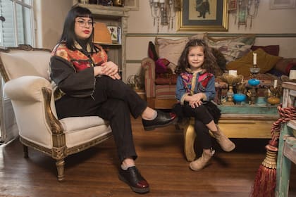 "Crecí rodeada de telas. Mamá armaba sus colecciones y me incentivaba a participar”, evoca Bamboo, quien, con el apoyo incondicional de su madre, se lanzó a diseñar. En la foto, luce una campera que realizó con telas que María Kodama, su madrina del corazón y fan de las creaciones de Bea, le traía de Japón.