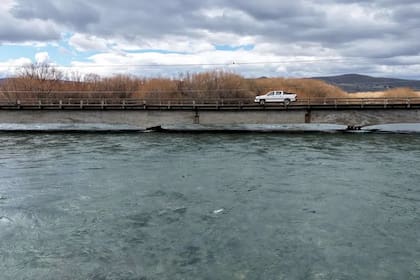 Crecida en el río Chimehuín, en el sur de Neuquén