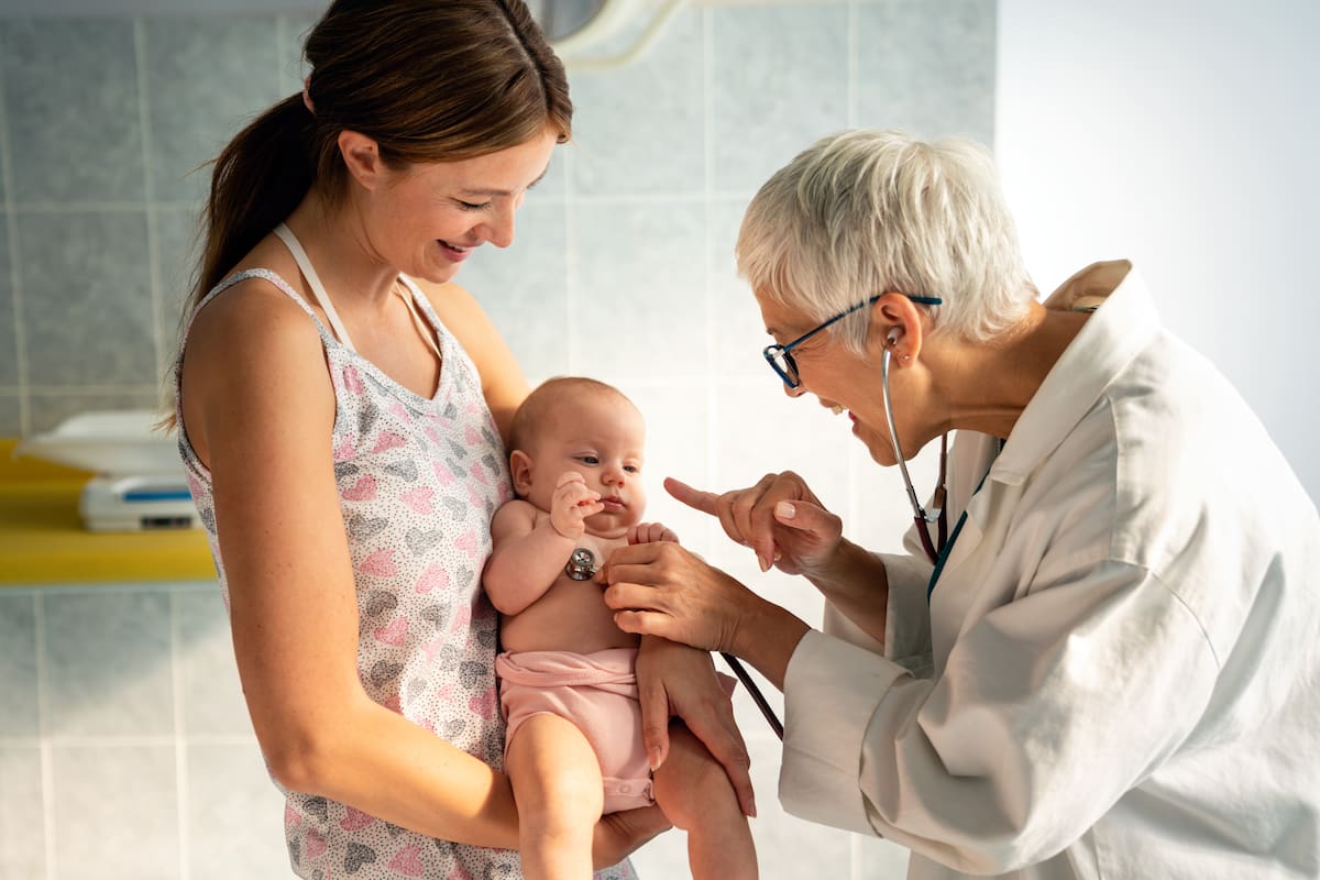 "Creciendo Juntos" promueve la colaboración público-privada, articulando con FUNDASAMIN y autoridades sanitarias para abordar integralmente la mortalidad infantil.