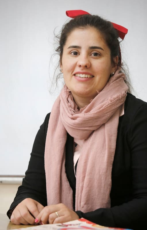 Creció en el monte misionero, en una comunidad golpeada por el desempleo y la falta de oportunidades. Fue a la escuela a pié y logró recibirse de maestra con grandes esfuerzos. Hoy lucha porque ningún niño deje de estudiar por trabajar en el campo