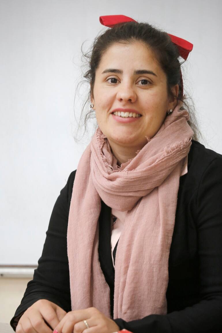 Creció en el monte misionero, en una comunidad golpeada por el desempleo y la falta de oportunidades. Fue a la escuela a pié y logró recibirse de maestra con grandes esfuerzos. Hoy lucha porque ningún niño deje de estudiar por trabajar en el campo
