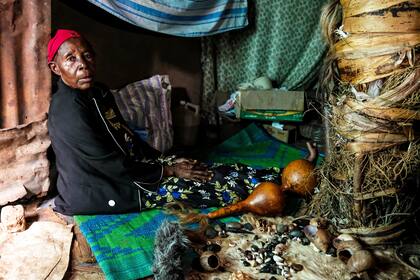 Creencia en la brujería fortalece a algunos y preocupa a otros en la política africana
