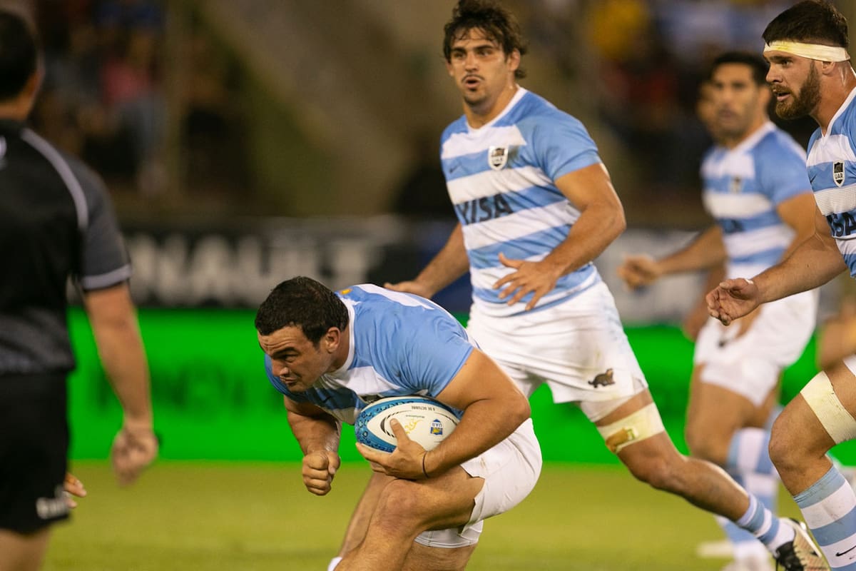 Creevy, con la pelota; Matera, el nuevo capitán, de fondo