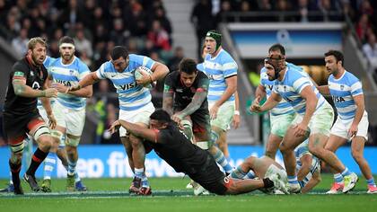 Creevy intenta escaparse; lo rodean Mako Vunipola, Courtney Lawes y Chris Robshaw