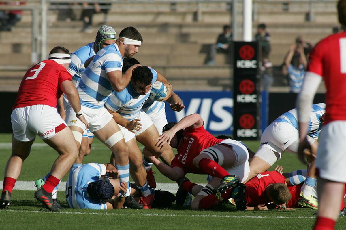 Creevy intenta progresar en ataque ante Gales; el capitán no tuvo rodeos sobre el nivel de los Pumas